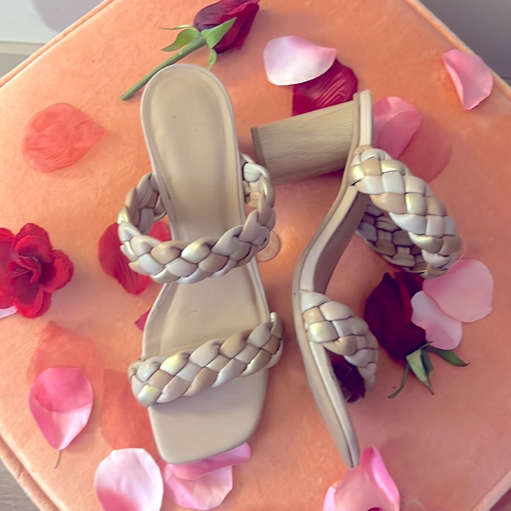 Cream/Tan Braided Super Stylish Heeled Sandals! -Almost New 👡 Super Comfy-Sz 9